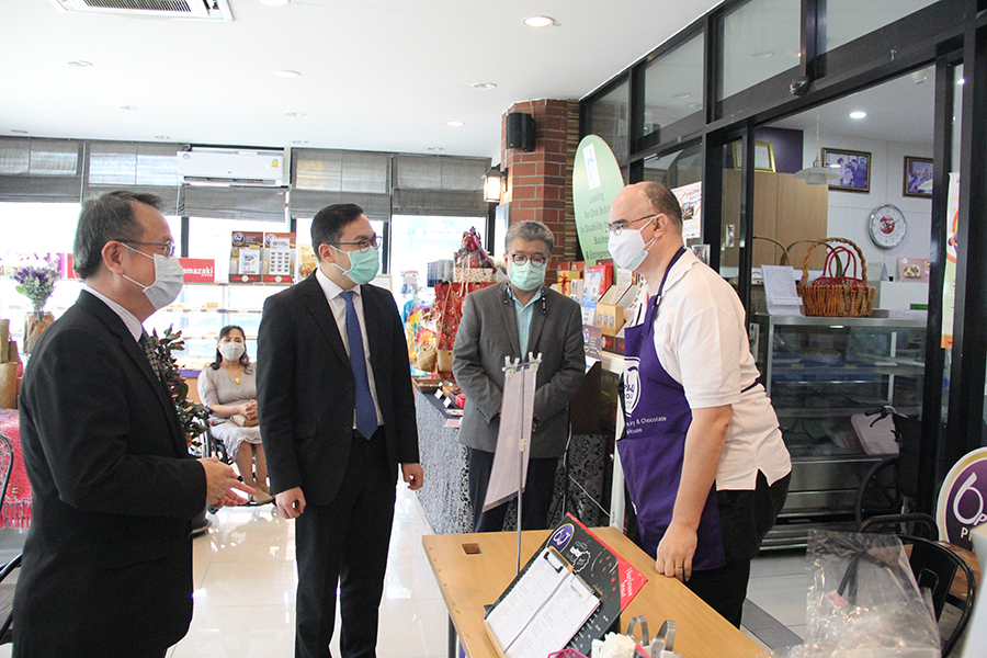 The guests visited the 60+Plus Bakery and Café. Mr. Christopher Benjakul, APCD Public Relations Officer, explained the friendly working environment.