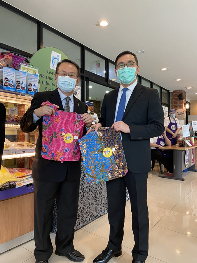 H.E. Mr. Tumur and Mr. Piroon had a photoshoot with handicrafts made by persons with disabilities from the south region of Thailand.