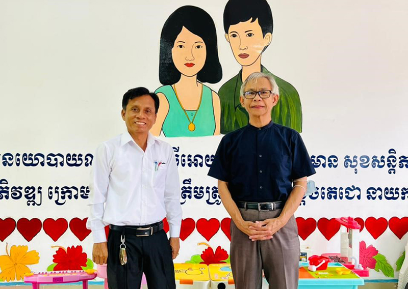 Photo taking with Mr. Sarin Chan, Principal of Takmao Special Education High School in Phnom Penh.