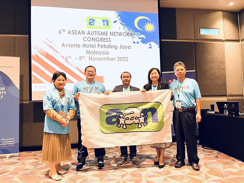 Chairmanship had been handover from Mr. Cason Ong Tzse Chun (Second from Left), Executive Member, National Autism Society of Malaysia (NASOM) to Representative of Mr. Syvang Xayyavong, President of Association for Autism (AfA), Lao PDR, Dr. Thatsana Phenglawong (Middle). With witness from Dr. Prita Kemal Gani (Left), AAN Secretary General, Ms. Viengsam Indavong (Second from Right), AfA Managing Director and Dato Megat Ahmad Shahrani bin Megat Sharuddin (Right), NASOM President.