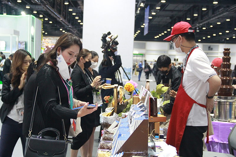 At the Asia-Pacific Economic Cooperation – APEC, the APCD 60+ Plus Bakery & Chocolate Café was supported by the Ministry of Foreign Affairs by having a booth at the Queen Sirikit National Convention Center (QSNCC) during 15-19 November 2022. 