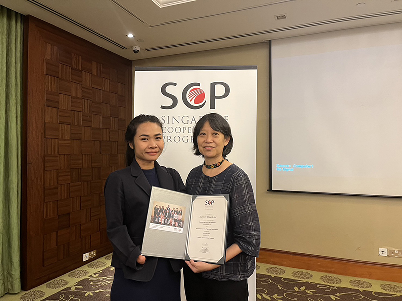 The organizer by Ms Lena Leong, Deputy Director, Civil Service College International, Civil Service College Singapore presented the training course's achievement certificate to Ms. Siriporn Praserdchat.