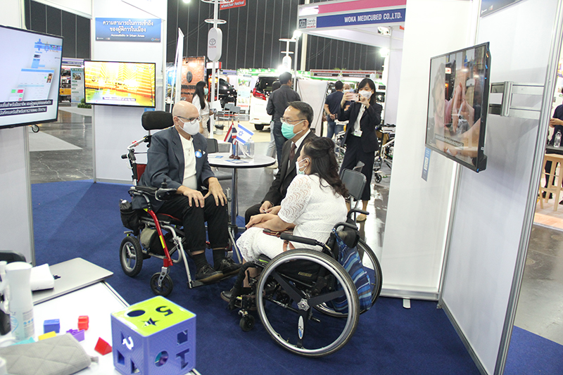 ดร.เตช บุนนาค เลขาธิการสภากาชาดไทย และประธานมูลนิธิศูนย์พัฒนาและฝึกอบรมคนพิการแห่งเอเชียและแปซิฟิก (APCD Foundation) พร้อมกับ ฯพณฯ นายอิทธิพล คุณปลื้ม รัฐมนตรีว่าการกระทรวงวัฒนธรรม และนายพิรุณ ลายสมิต ผู้อำนวยการบริหารศูนย์พัฒนาและฝึกอบรมคนพิการแห่งเอเชียและแปซิฟิก (APCD) เข้าร่วมงาน มหกรรมอารยสถาปัตย์ หรือ Thailand Friendly Design Expo 