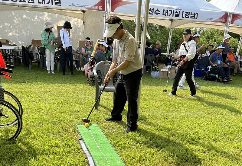 Mr. Watcharapol Chuengcharoen, Chief of Networking and Collaboration practices the mini golf for the international tournament.
