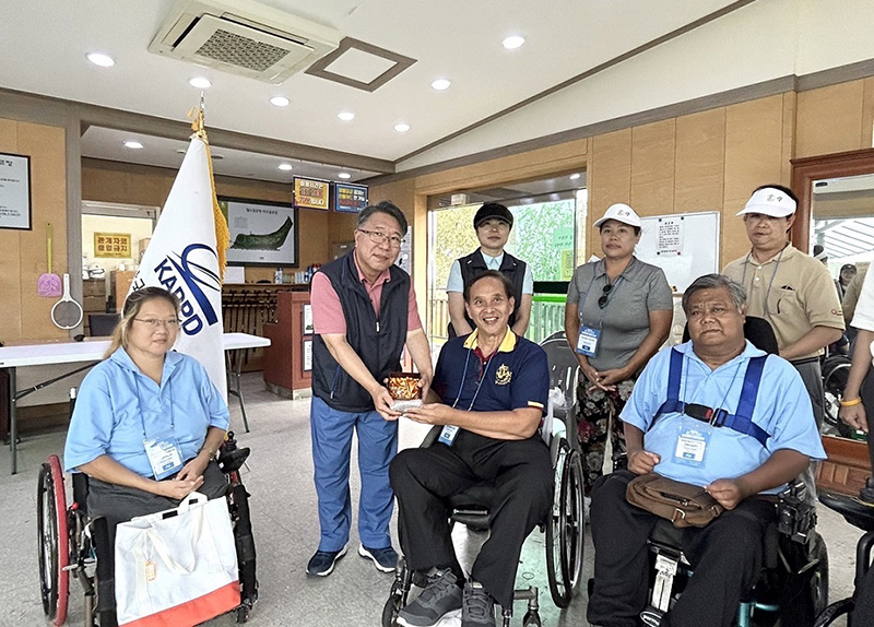 The Thai Delegations presented souvenirs from Thailand to the organizers of the international tournament.