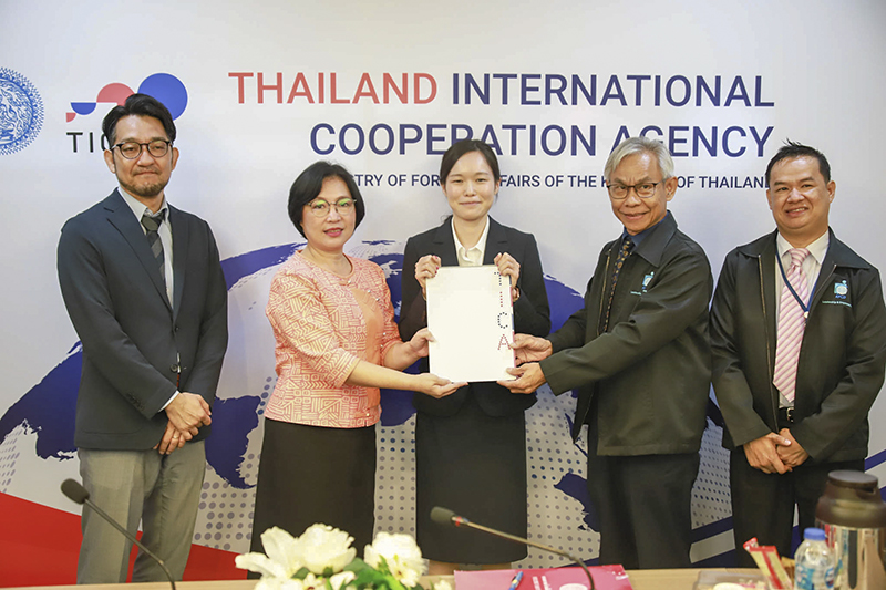 Mr. Somchai Rungsilp and Mr. Watcharapol Chuengcharoen from APCD received handover documents from TICA represented by Mrs. Arunee Hiam and JICA represented by Mr. Ryoichi Kawabe, along with Ms. Hiroko. 