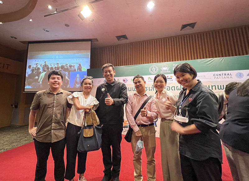 APCD staff took a group photo with Mr. Sanon, Wangsrangboon, Deputy Governor of Bangkok (Middle)