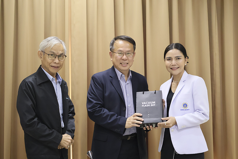 A special gift from APCD to Professor Assistant Dr. Pahtakawatee Chaiwat a representative from the Faculty of Physical Therapy, Mahidol University