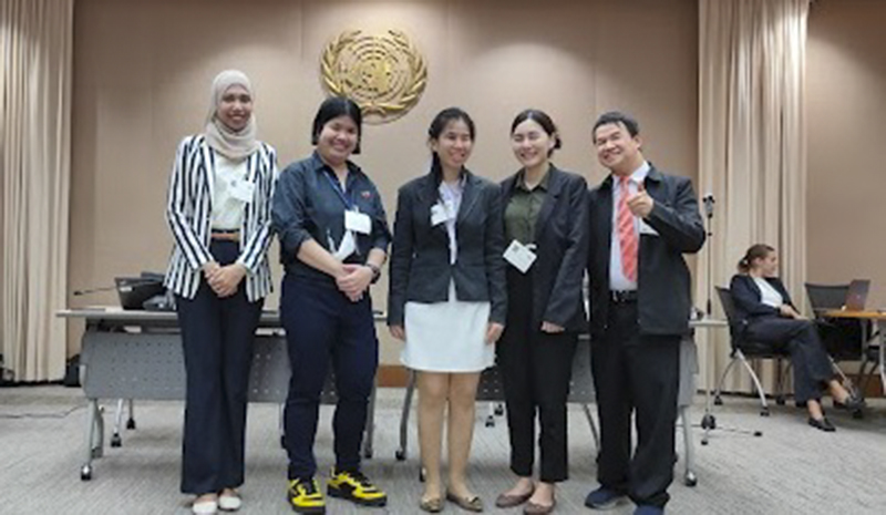 (Middle) Dr. Nantanoot Suwannawut, Director of International Cooperation Division, the Department of Empowerment for Persons with Disabilities, the Ministry of Human Security and Social Development, acted as the meeting chairperson, and her team have a group photo with APCD Representatives.