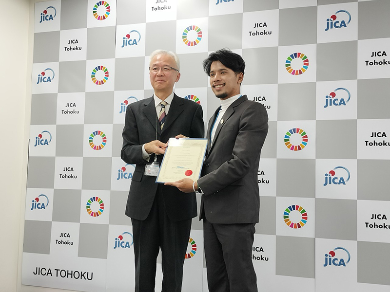 The organizer, Mr. Yukiharu Kobayashi, JICA Tohoku president, presented the training course's achievement certificate to Mr. Noppol Abdulsamad, APCD Financial Officer.