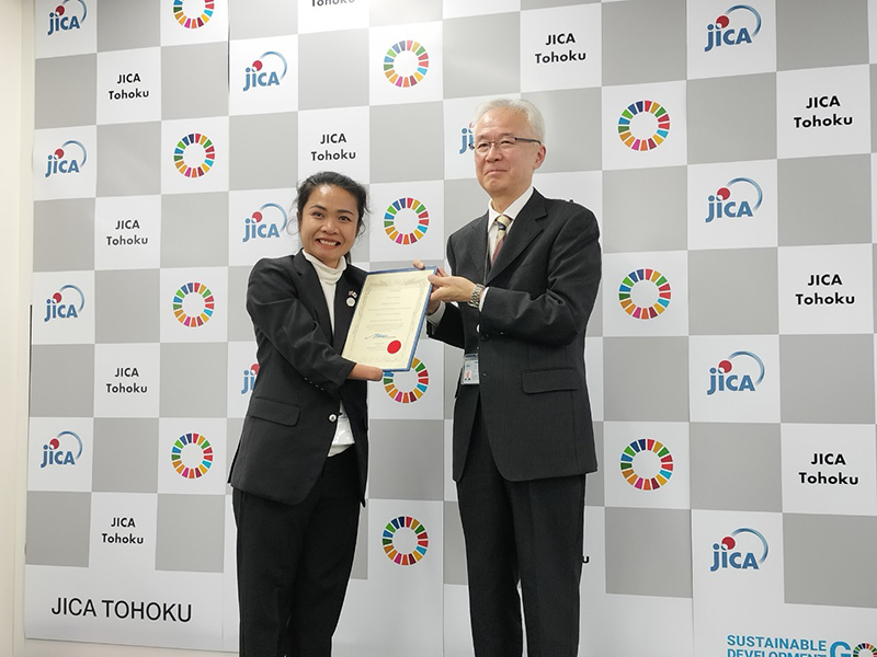 The organizer, Mr. Yukiharu Kobayashi, JICA Tohoku president, presented the training course's achievement certificate to Ms. Siriporn Praserdchat, APCD Logistics Officer.