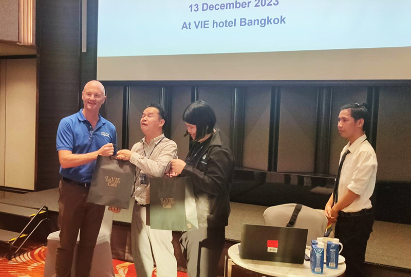 Andrew Patterson, Regional Head of HR, World Food Programme expressed his gratitude to APCD and gave souvenirs to APCD resource persons.