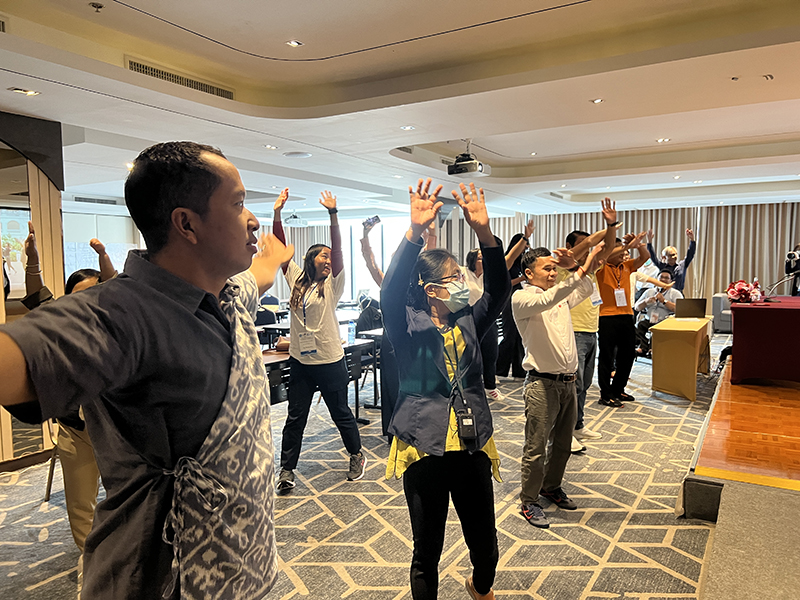 Participants warmed up and joined the ice breaking activities by exercising following the VDO show. 