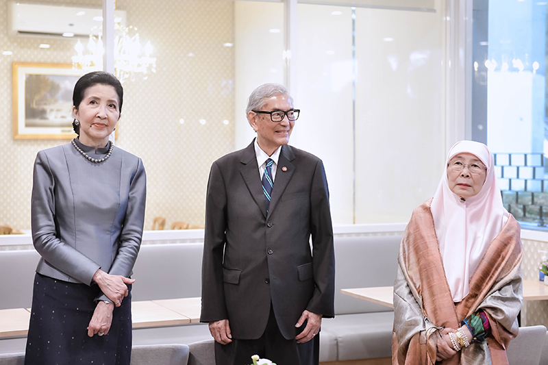 The visitation of the Spouse of the Prime Minister of the Kingdom of Thailand and the spouse of Prime Minister of Malaysia at the Foundation of Asia-Pacific Development Center on Disability