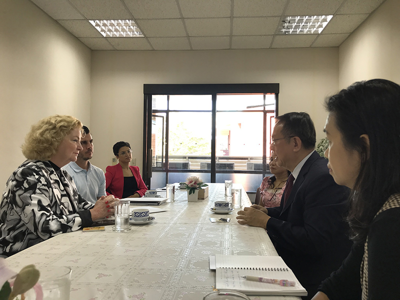 Mr. Piroon Laismit, the Executive Director of APCD, welcomed the delegation led by Ms. Julia Feeney, the Deputy Head of Mission, a collaborative effort between the APCD and the Australian Embassy, on December 7, 2023