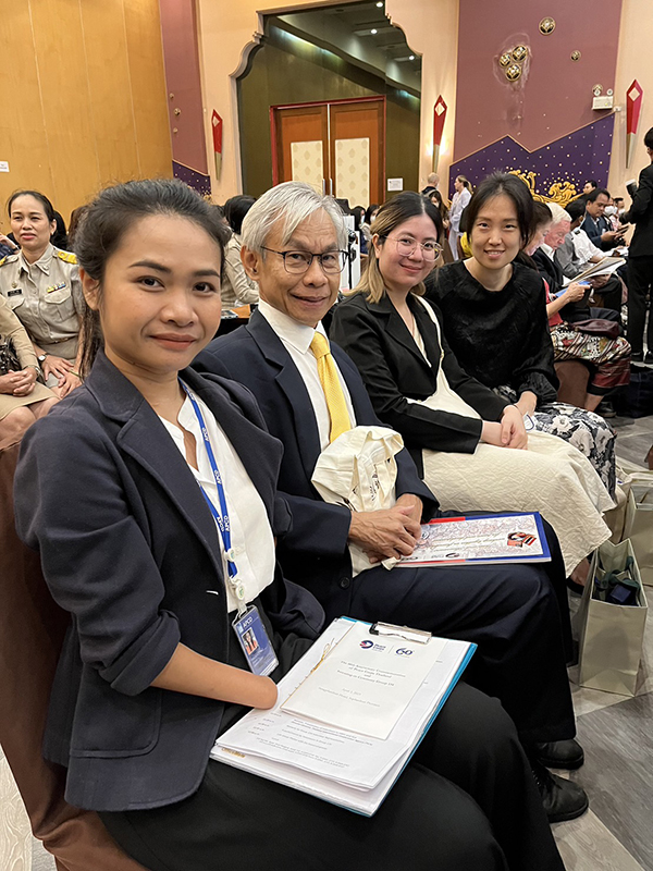 Mr. Somchai Rungsilp and Ms. Siriporn Praserdchat from APCD attended the ceremony as representatives of the Community Development Department.