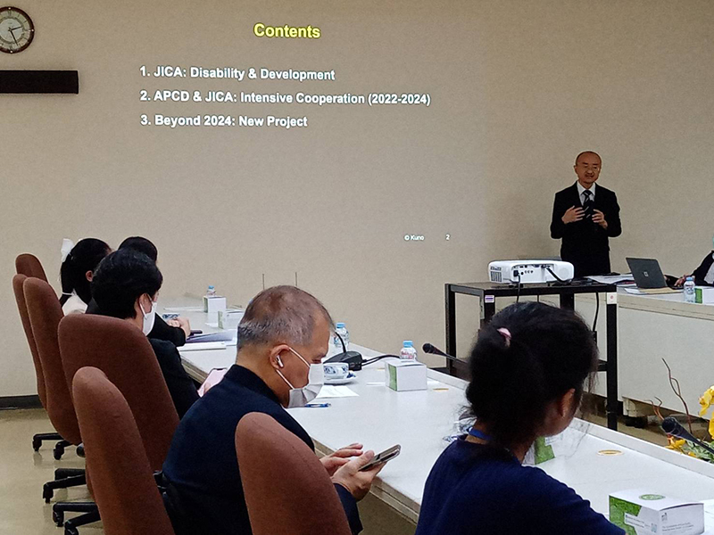 Dr. Kenji Kuno, Disability and Development Advisor and JICA Senior Advisor, facilitated the detailed meeting and group discussion. He encouraged participants to share their ideas and work together to find solutions to the challenges facing people with disabilities in Thailand and Asia-Pacific region.