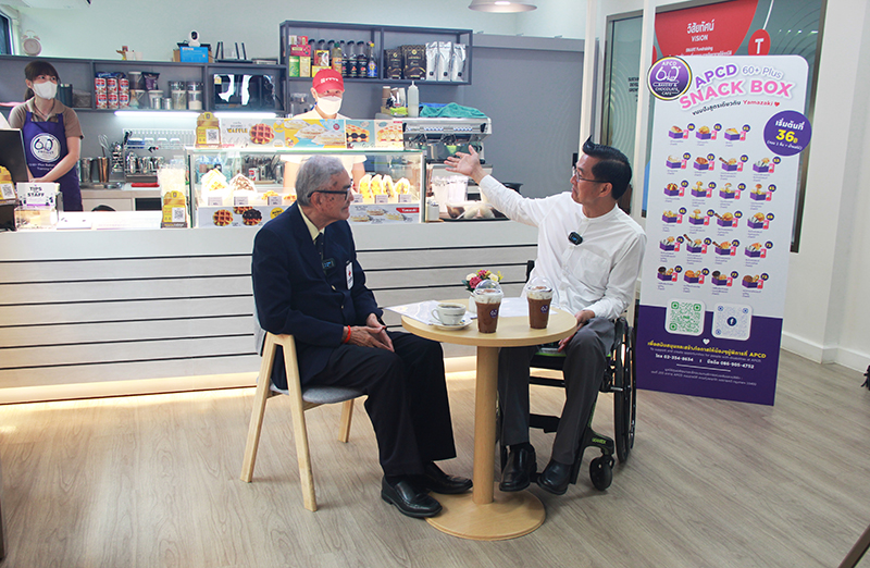 On Monday, July 17, 2566 - Mr. Krisana Lalai, the host of the "Krisana Tour: Wheels Up" program, had the opportunity to meet and interview Dr. Tej Bunnag at APCD 60+ Plus Bakery & Yamazaki, located in the Thai Red Cross Society branch.