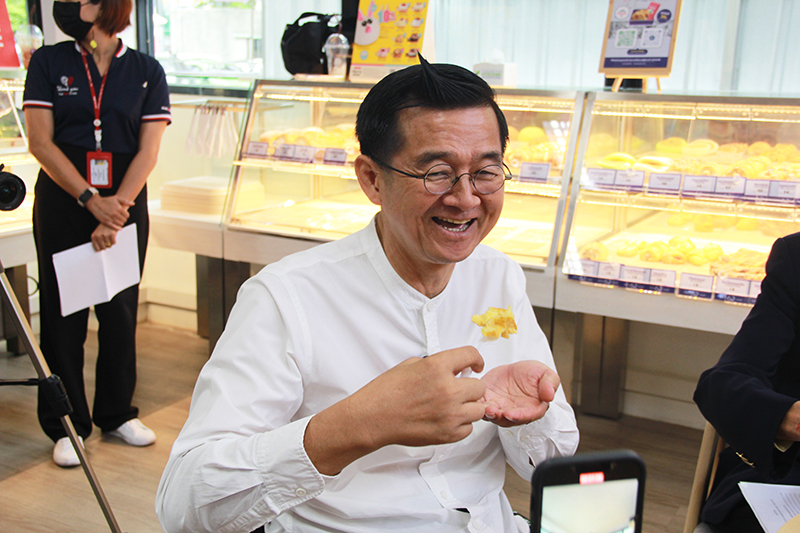 On Monday, July 17, 2566 - Mr. Krisana Lalai, the host of the "Krisana Tour: Wheels Up" program, had the opportunity to meet and interview Dr. Tej Bunnag at APCD 60+ Plus Bakery & Yamazaki, located in the Thai Red Cross Society branch.