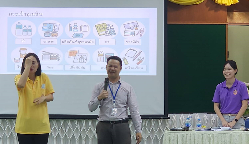 Mr. Watcharapol Chuengcharoen, Chief of Networking & Collaboration and Ms. Hiroko Itako, a Japan Overseas Cooperation Volunteer (JOCV), facilitating DiDRR activities with the support of a sign language interpreters.