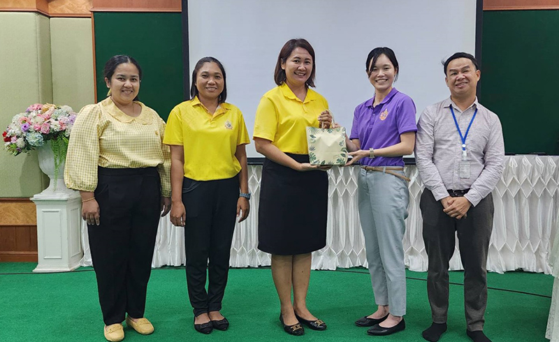 Representatives from the school presenting souvenirs to the APCD facilitators after the session.