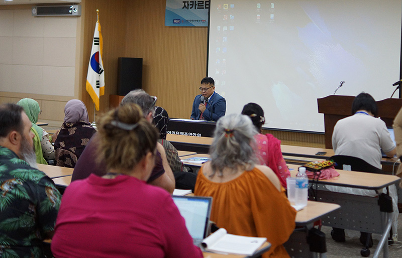 Mr. Lee Young Suk, Chairperson of DPI-Korea, delivered opening remarks. 