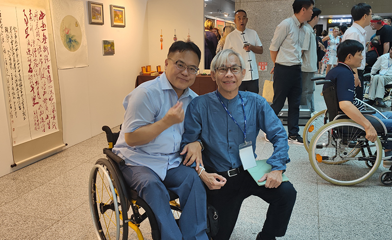 Photo shot between Mr. Somchai Rungsilp, APCD Community Development Manager and Mr. Lee Young Suk, DPI Korea President