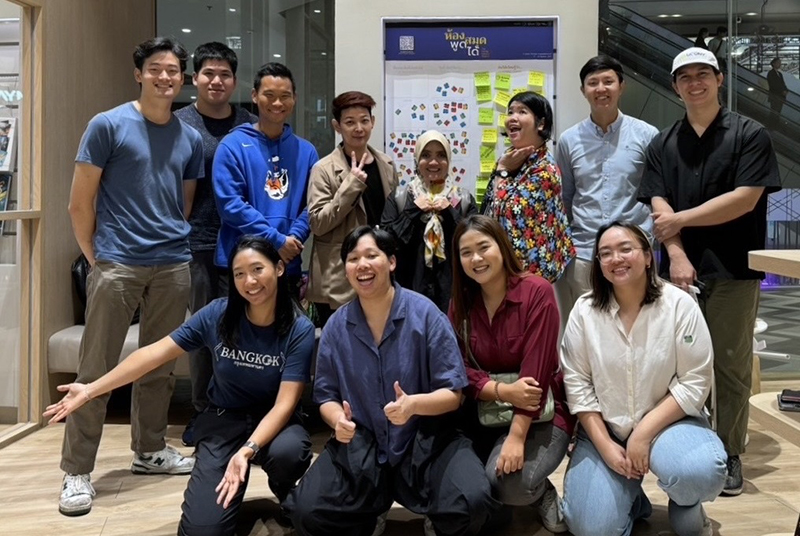 Group Photo of Global Shapers Volunteer as Organizing Team and all the books on both days.