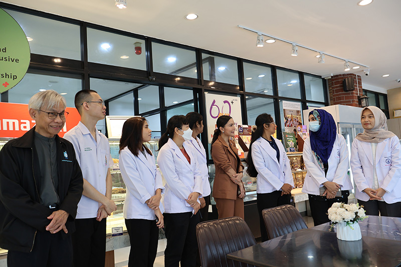 The students observed the work environment at 60+ Plus Bakery & Cafe, where people with disabilities are trained and took group photo.