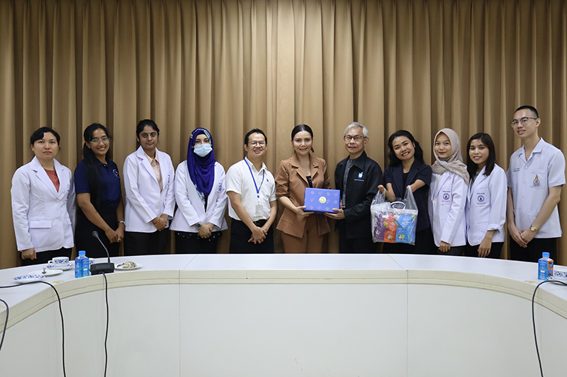 Asst. Prof. Dr. Pakaratee Chaiyawat impressed and thank you APCD for experience sharing on disability development and presented gifted to APCD and took group photo.