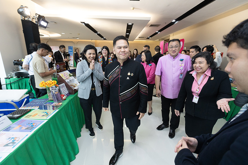 Minister Varawut Silpa-archa viewed stakeholder booths, including the APCD exhibition during the conference. The APCD booth showcased Thailand’s commitment to advancing international disability initiatives.