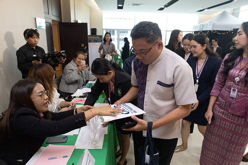 Participants registered at the registration area, with active attendees checking in and receiving materials for the event. The space welcomed, with clear signs and accessible paths, highlighting the inclusive atmosphere of the conference.