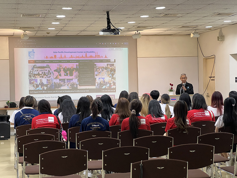 Mr. Somchai Rungsilp, Community Development Manager, APCD, made a welcome speech in the afternoon for the second group session and also concluded the program learning. 