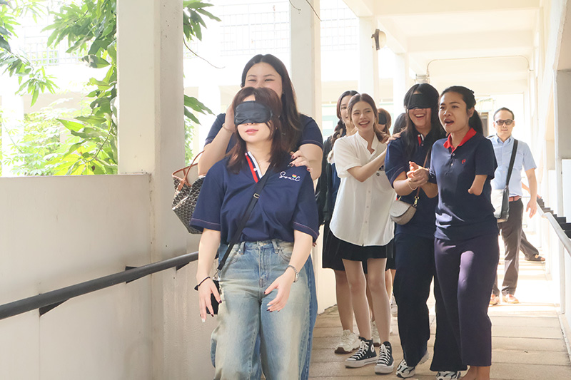 The students experienced the challenges faced by individuals with visual impairments through blindfold games.