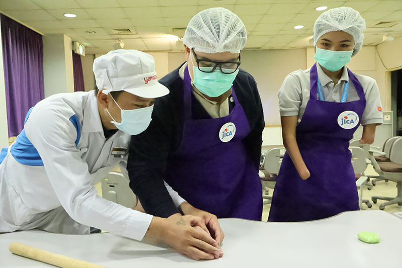 The event's highlight was the interactive baking session, where participants learned the art of bread-making from a talented chef from Thai Yamazaki and staff with disabilities.