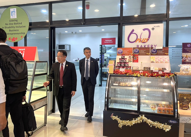 The delegation touring the 60+ Plus Bakery & Chocolate Café. They got a feeling of the inclusive and friendly-working environment.