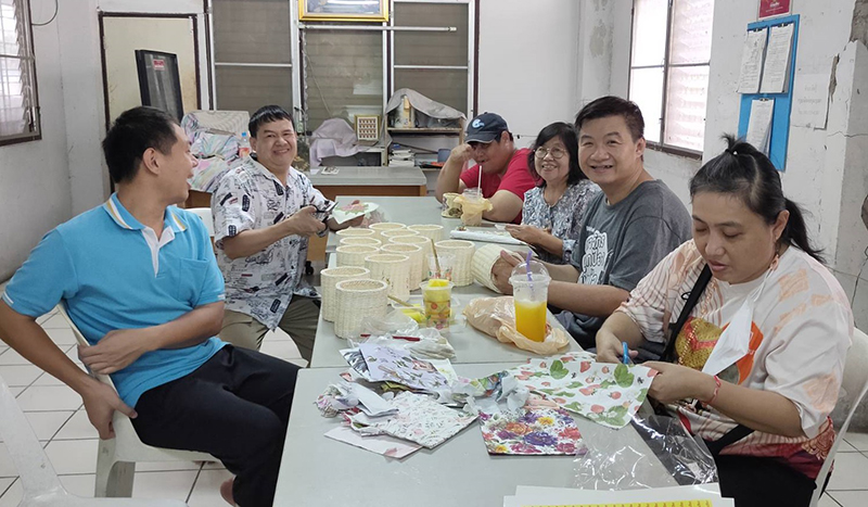 Hand-crafted activity for fundraising was worked by Dao Ruang members.