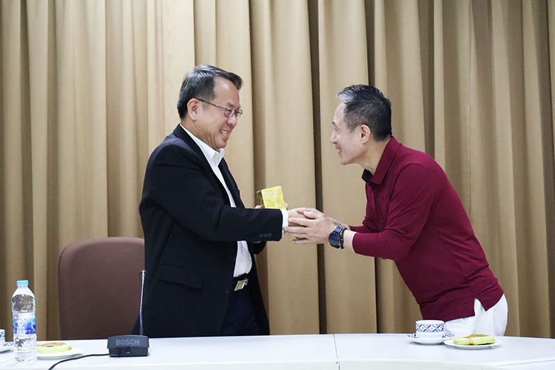Representative from Jeju Association of Persons with Physical Disability gave a souvenir to Mr. Piroon as an appreciation.