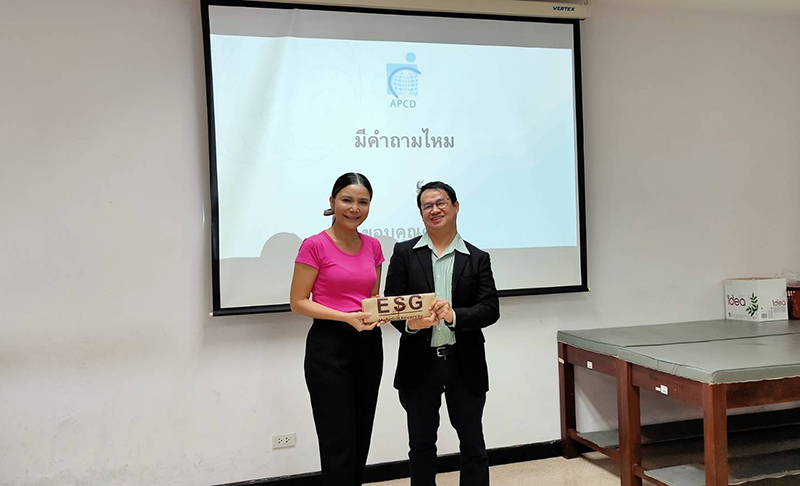 Asst. Prof. Dr. Pakaratee Chaiyawat also presented an appreciation token to Mr. Watcharapol Chuengcharoen for his inspiring session.