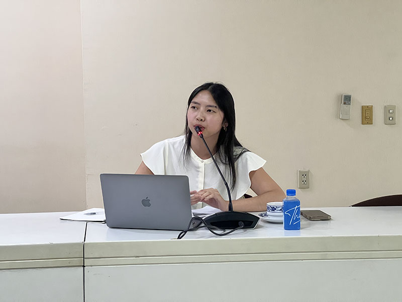 Ms. Jasmine ได้นำเสนอประสบการณ์พร้อมทั้งสะท้อนถึงสิ่งที่เธอได้รับจากประสบการณ์การฝึกงานที่ศพอ. นอกจากนี้ เธอยังได้เสนอข้อแนะนำเพื่อเสริมสร้างประสิทธิภาพของการฝึกงาน และพูดถึงแนวทางการนำความรู้ใหม่ที่ได้รับไปประยุกต์ใช้ในการทำงานของเธอในอนาคตอีกด้วย