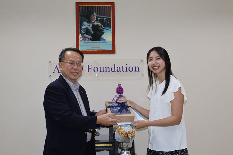 นายพิรุณ ลายสมิต ผู้อำนวยการบริการ ศพอ. กล่าวอำลาพร้อมมอบประกาศนียบัตรใบรับรองการสำเร็จหลักสูตรฝึกงาน ปี 2568 หนังสือแสดงความขอบคุณ และของที่ระลึกให้กับ Ms. Jasmine.