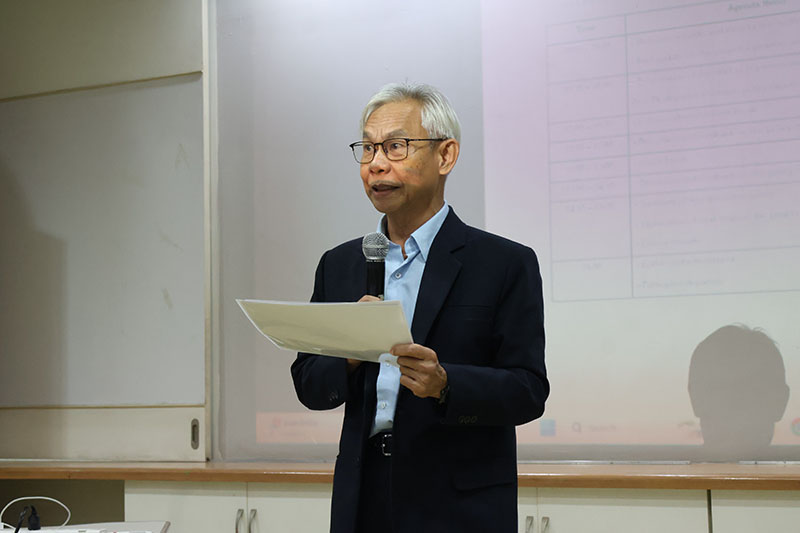 Mr. Somchai Rungsilp, Manager, Community Development Department, APCD, facilitate the overview meeting program