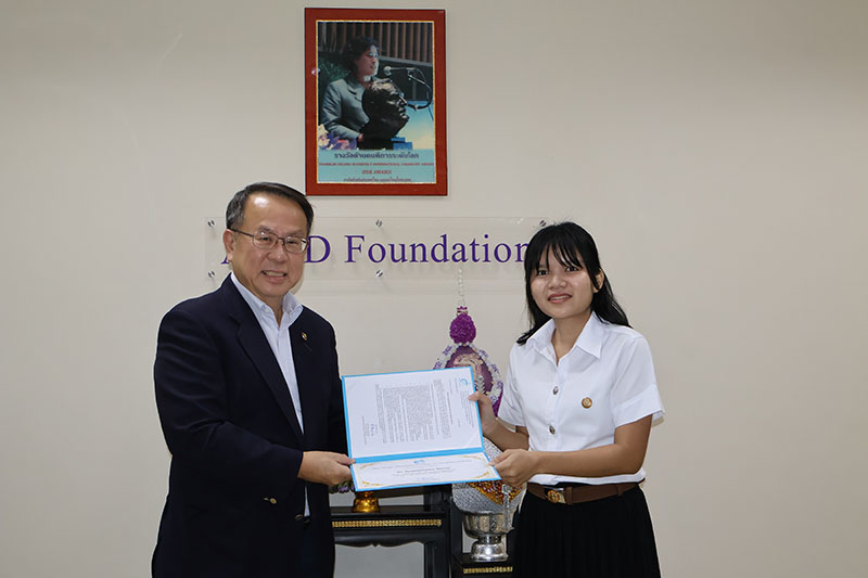 Ms. Rungnaphaphon Riwong, student intern from Thammasat University received the completion certificate and letters of appreciation from APCD executive director.