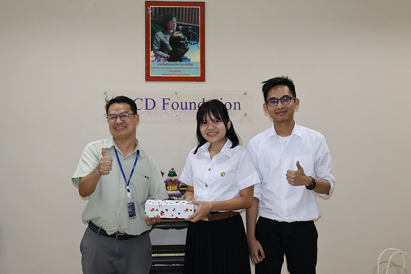 Ms. Rungnaphaphon, presented a souvenir to her mentor, Mr. Watcharapol Chuengcharoen, Chief of Networking & Collaboration, Community Development Department, APCD.