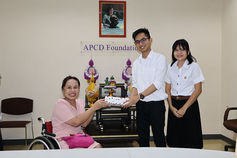 Mr. Iffan, presented a souvenir to his mentor, Ms. Nongnuch Maytarjittipun, Executive Secretary to the Executive Director/Manager, Information & Knowledge Management, APCD.