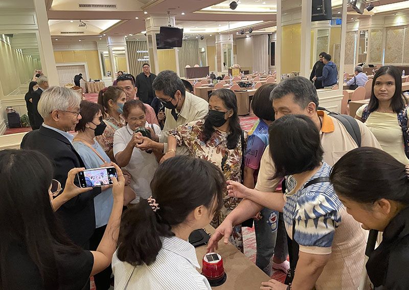 APCD facilitators assisted participants in trying out tactile emergency tools after the session.