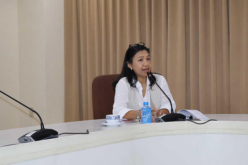 คุณวิไลเลขา สมปราชญ์ ผู้จัดการโครงการ APCD 60+ เบเกอรี่ ช็อกโกแลต คาเฟ่ และ ครัว APCD 60+ โดย CP แนะนำโครงการธุรกิจที่คนพิการมีส่วนร่วมของ ศพอ.