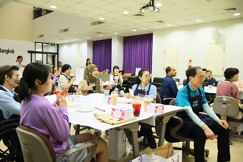 Participants from Thailand and Korea attended to learn about traditional Korean watercolor painting.