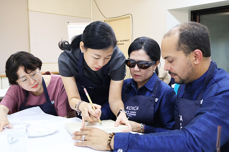 Korean art teacher gave hands-on art lesson to participants from Thailand.