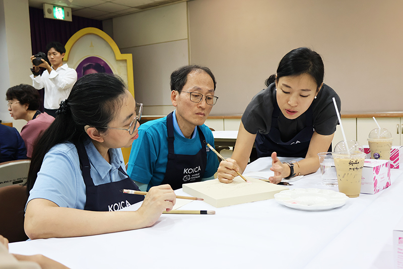 Korean art teacher gave hands-on art lesson to participants from Thailand.